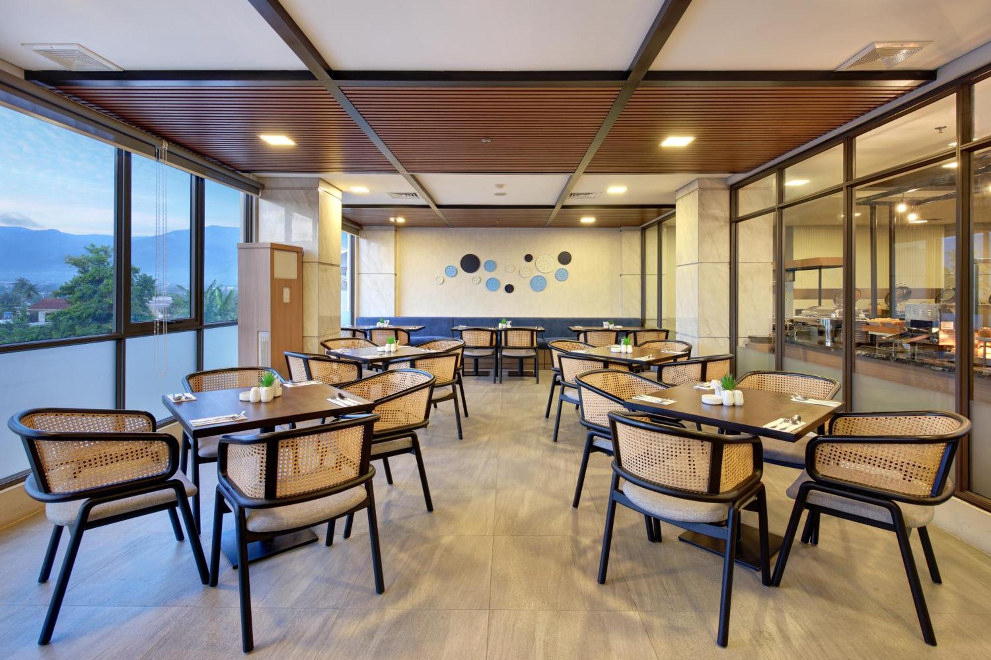 Aston Palu Hotel & Conference Center Extérieur photo